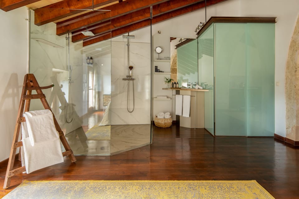 Suite, Balcony | Bathroom | Free toiletries, hair dryer, towels