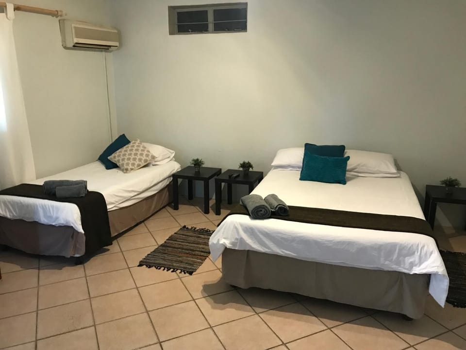 1 bedroom, premium bedding, desk, WiFi (free)