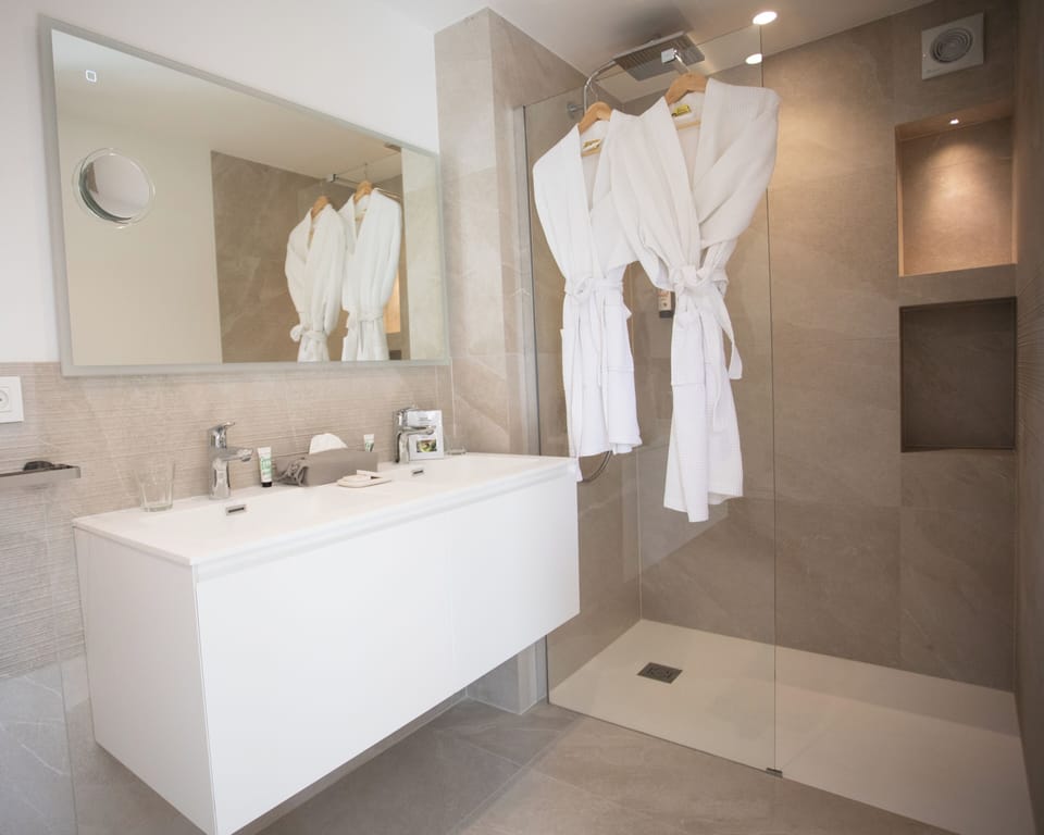 Superior Double Room, 1 Queen Bed, Balcony, Garden View | Bathroom | Free toiletries, hair dryer, bathrobes, slippers