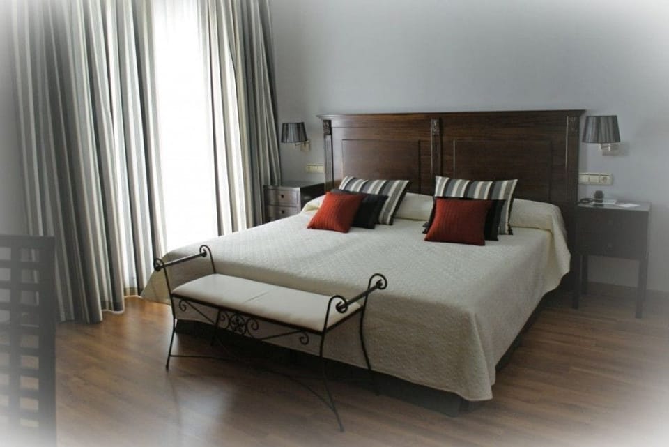 Double Room, Balcony | In-room safe, individually decorated, individually furnished, desk
