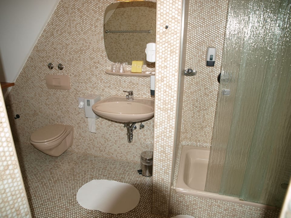 Apartment, Kitchenette | Bathroom | Shower, free toiletries, hair dryer, towels