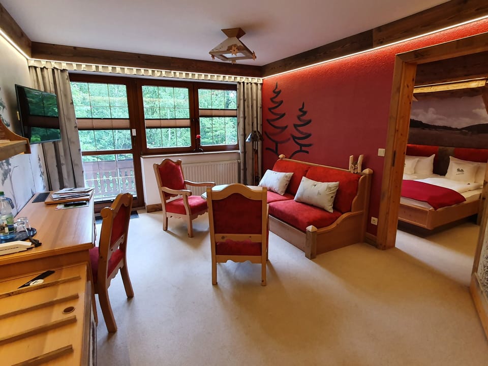 Suite | In-room safe, laptop workspace, blackout drapes