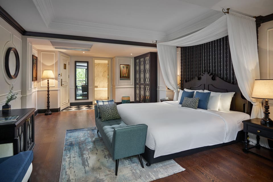 Executive Suite, Balcony | Premium bedding, free minibar, in-room safe, desk