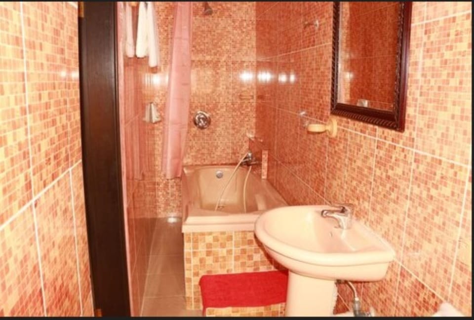 Royal Suite | Bathroom | Deep soaking tub, rainfall showerhead, free toiletries, towels