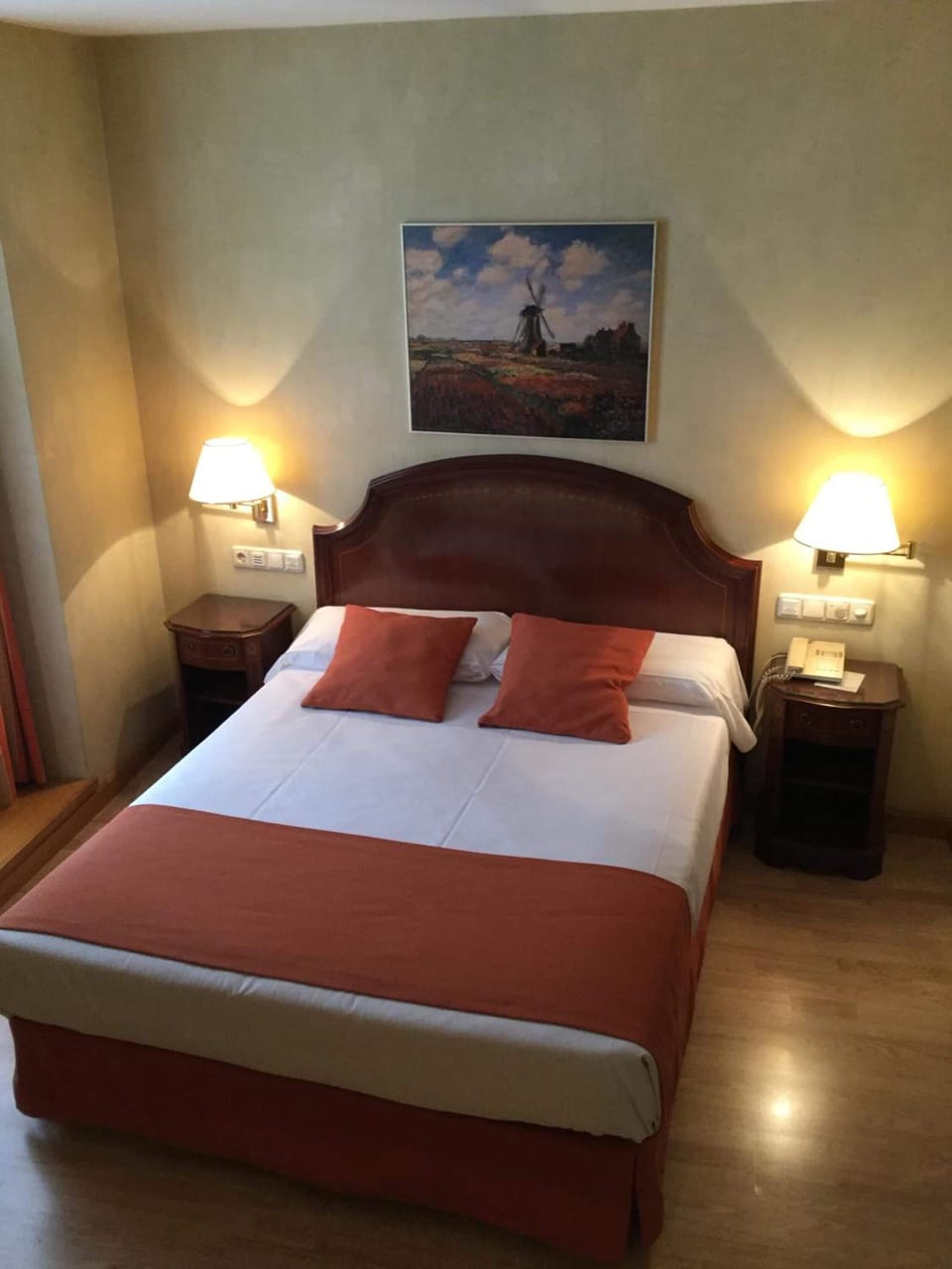 In-room safe, desk, soundproofing, free WiFi
