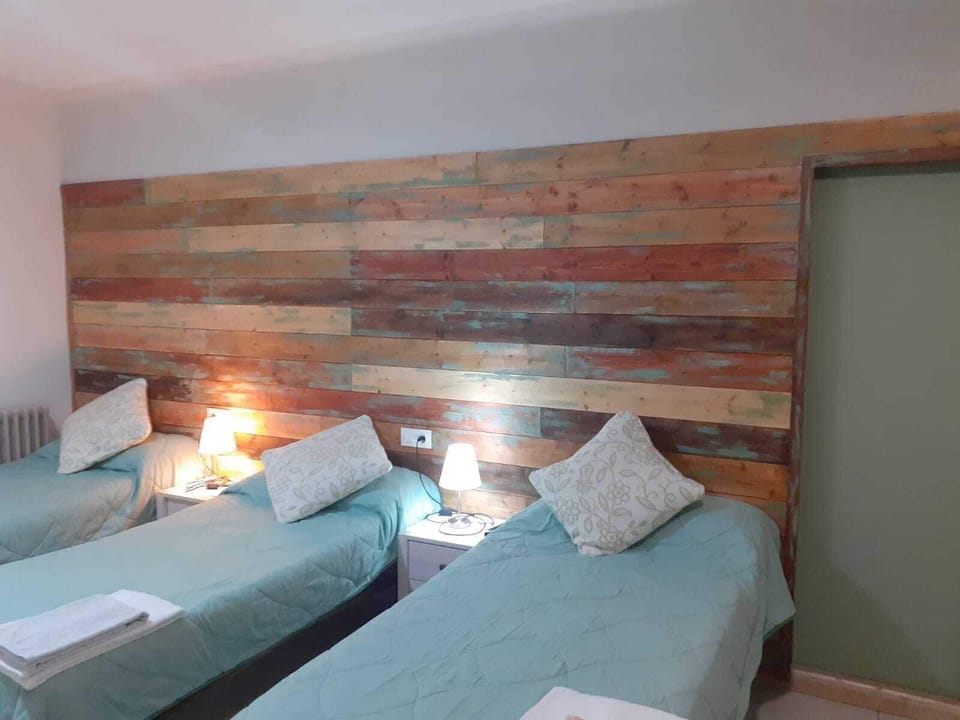 Triple Room | Desk, free WiFi