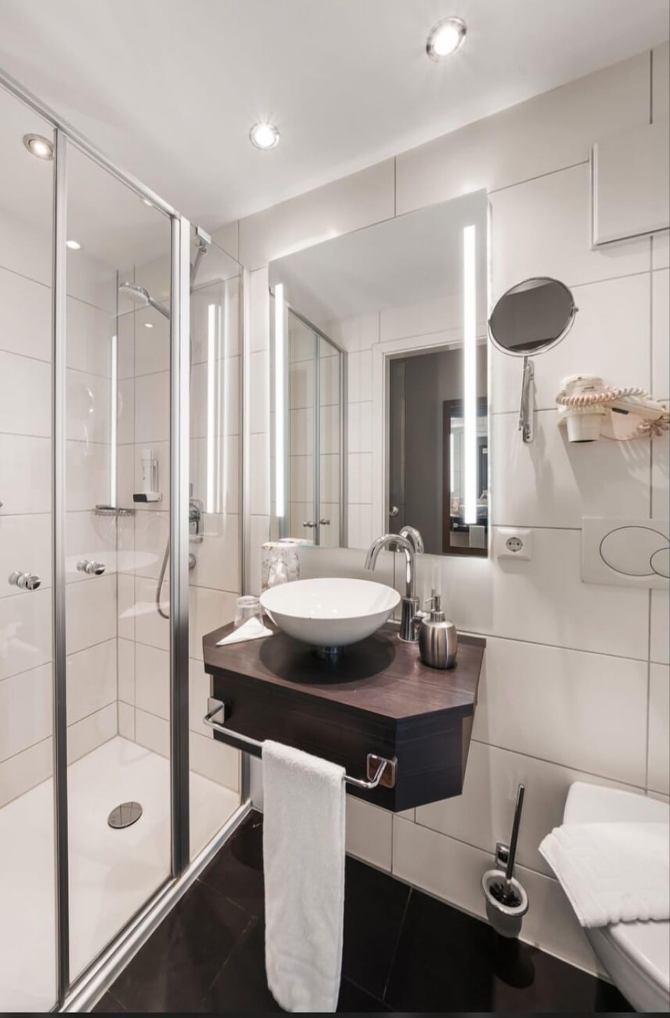 Design Single Room | Bathroom | Free toiletries, hair dryer, towels