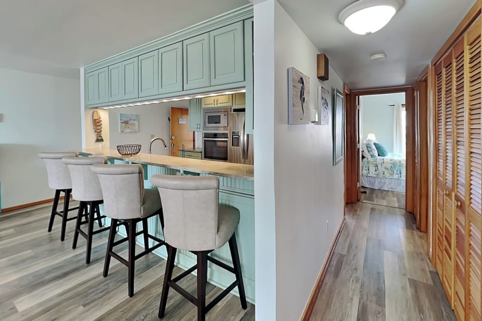 Breakfast Bar - Seating for 3