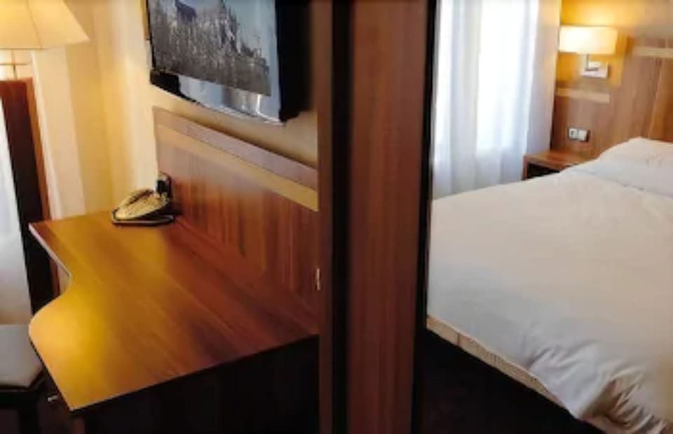Comfort Double Room | Desk, soundproofing, iron/ironing board, cribs/infant beds