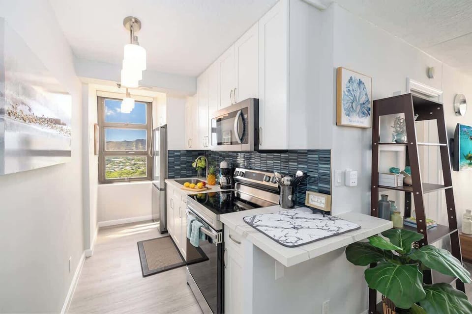 Cook your favorite meals in your fully equipped kitchen plus a glimpse of the Diamond Head mountain!