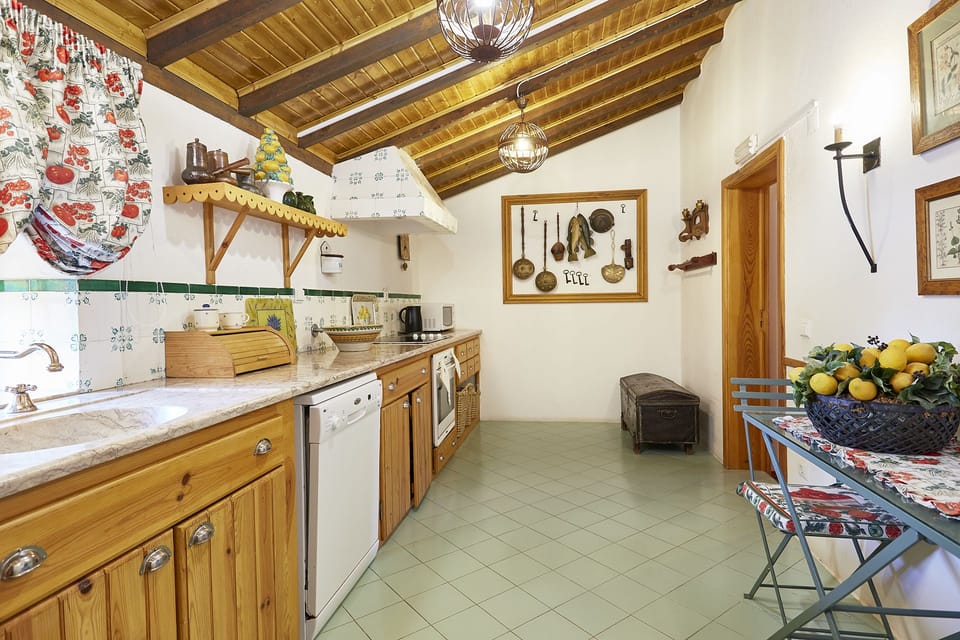 Cottage | Iron/ironing board (on request), bed sheets