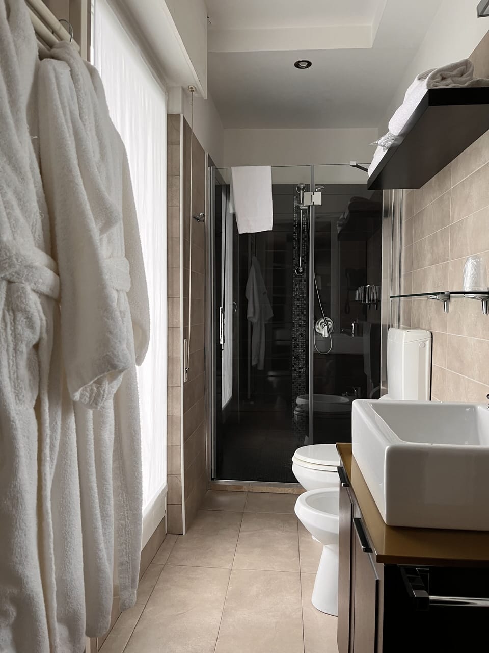 Superior Room, 1 Queen Bed, Hot Tub, Lake View | Bathroom | Hair dryer, bidet, towels