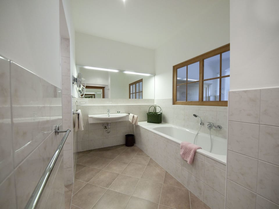 Junior Suite | Bathroom | Free toiletries, hair dryer, towels