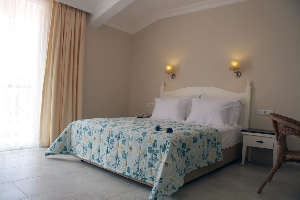 Deluxe Room | Minibar, desk, iron/ironing board, bed sheets