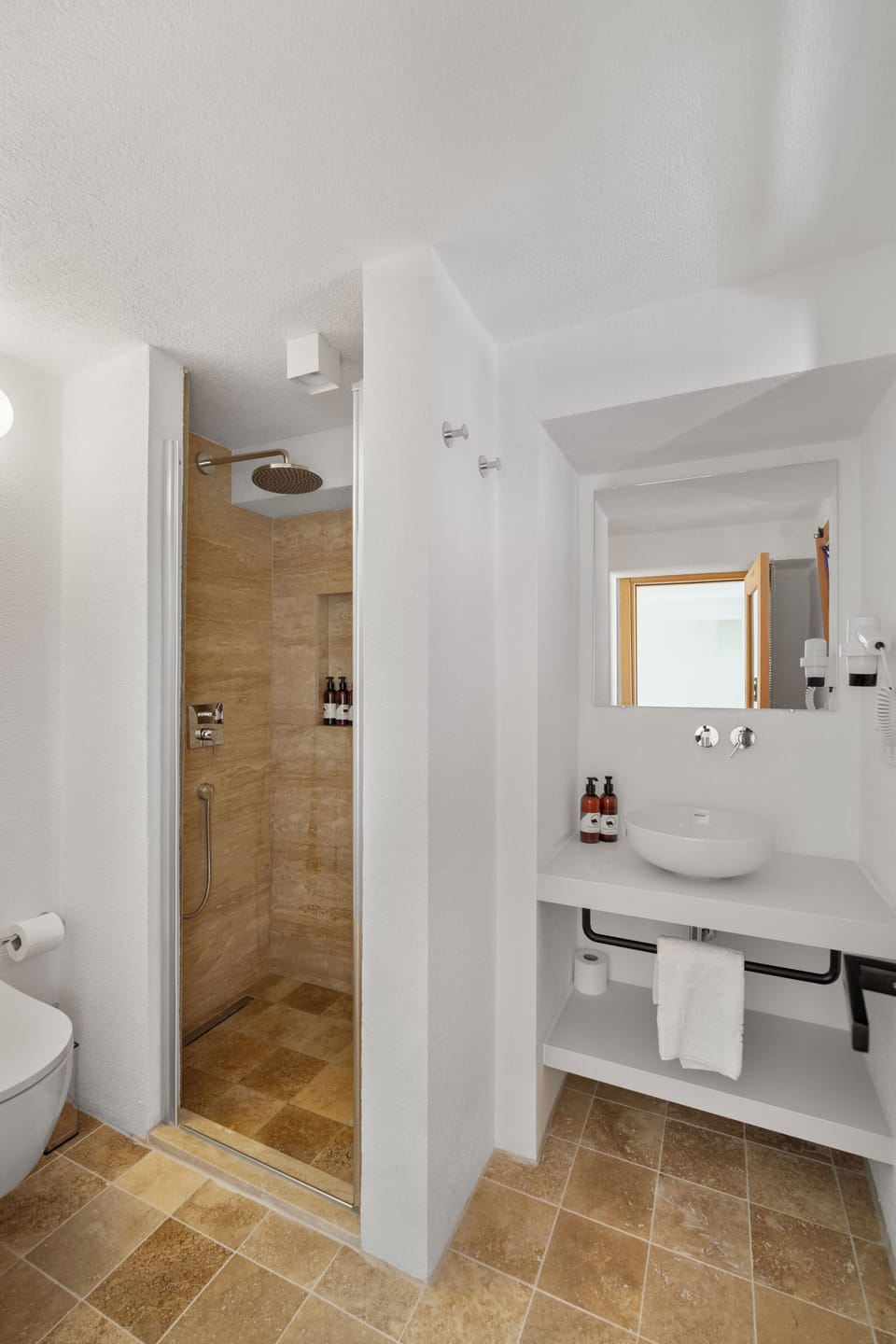 Family Room | Bathroom | Shower, free toiletries, hair dryer, towels