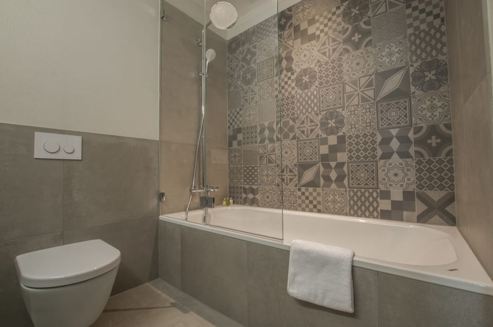 Twin Room, Corner | Bathroom | Free toiletries, hair dryer, slippers, towels