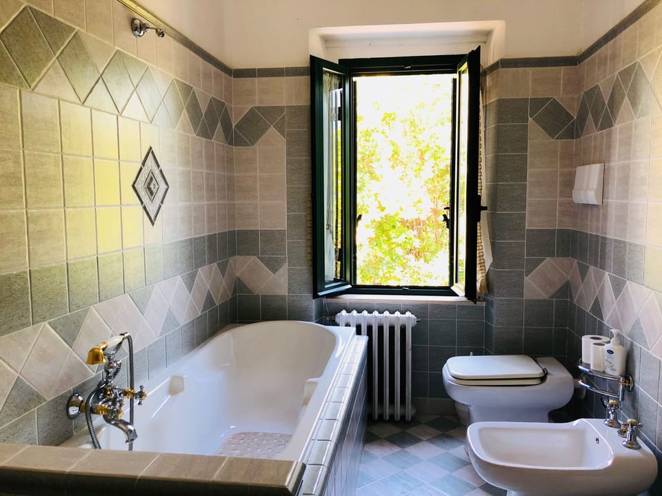 Apartment, Ensuite, Garden View | Bathroom | Free toiletries, hair dryer, bidet, towels