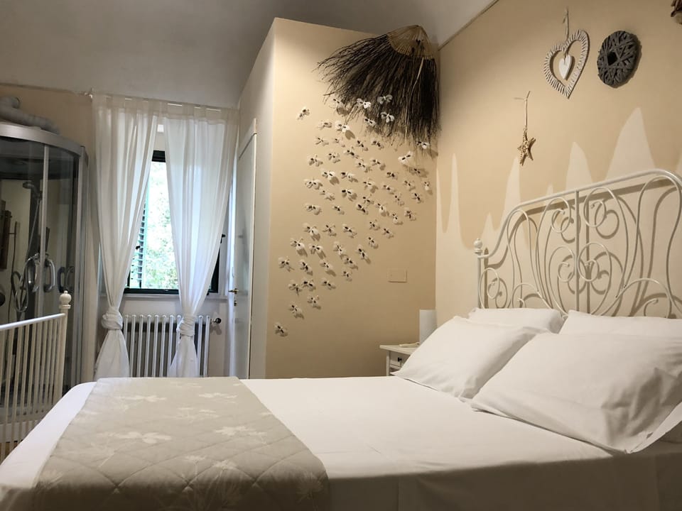 Comfort Double Room, Ensuite, Garden View | Mini-refrigerator