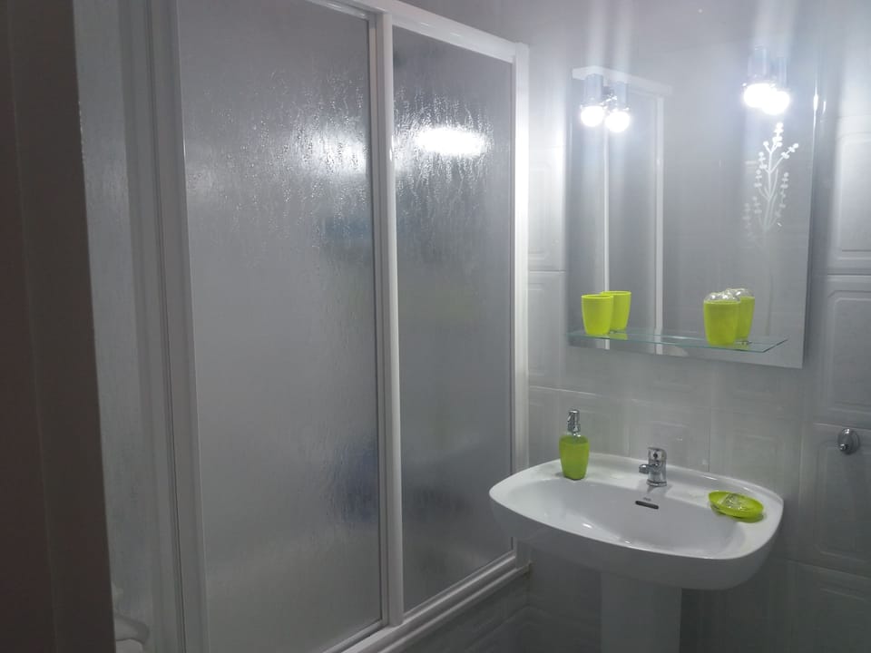 Shower, free toiletries, towels