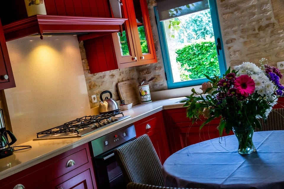 House, 1 bedroom with private Jacuzzi - SPA MAJOREL | Private kitchen | Fridge, microwave, oven, stovetop