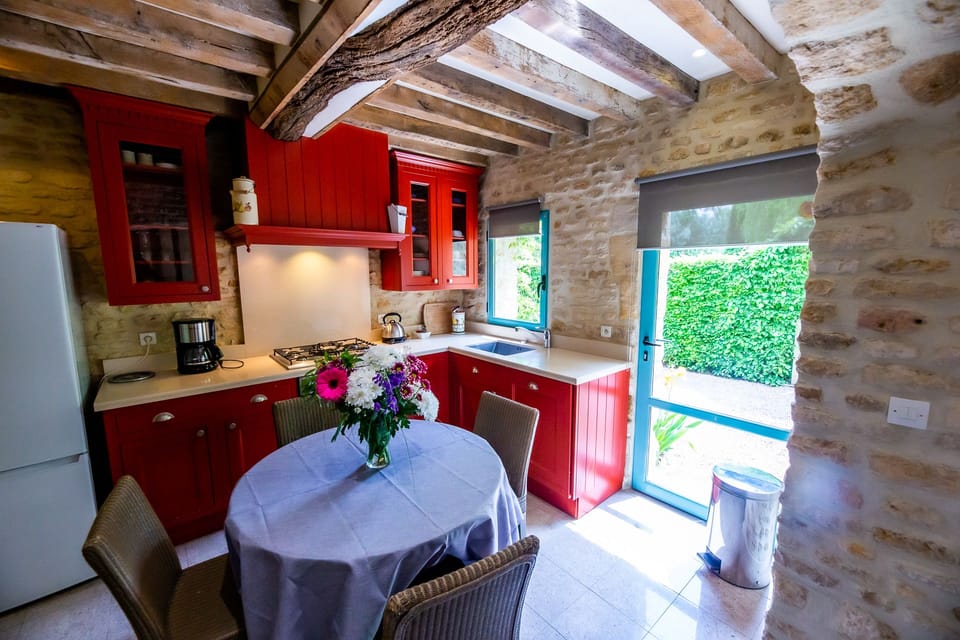 House, 1 bedroom with private Jacuzzi - SPA MAJOREL | Private kitchen | Fridge, microwave, oven, stovetop