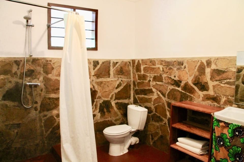 Chalet, 3 Bedrooms | Bathroom | Shower, towels