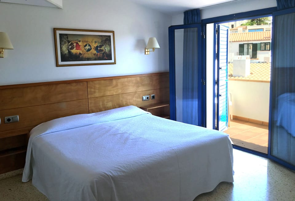 Desk, cribs/infant beds, rollaway beds, free WiFi