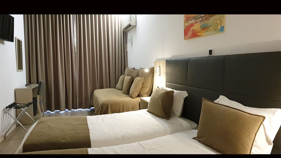 Triple Room | Desk, laptop workspace, iron/ironing board, free WiFi