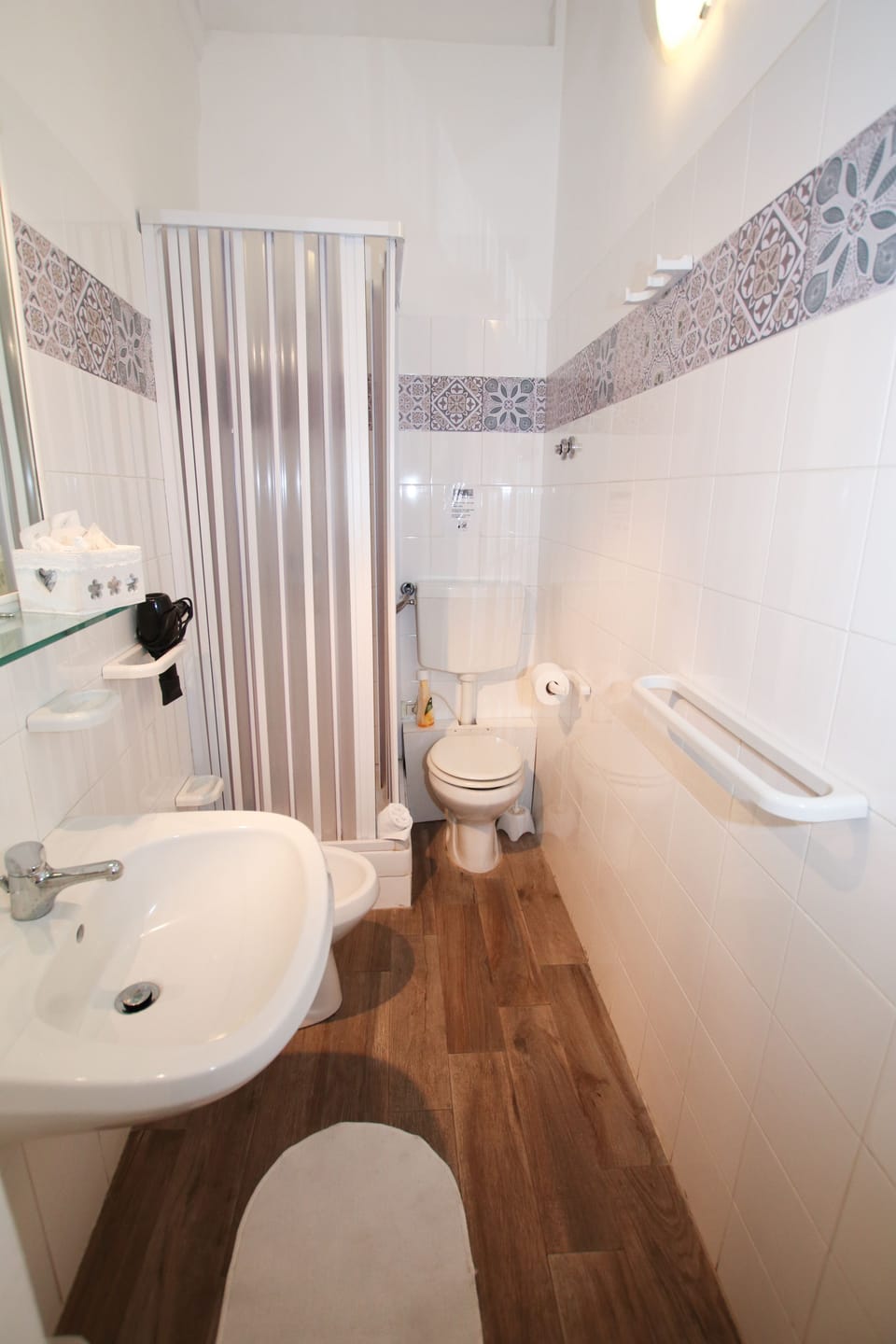 Classic Double Room, 1 Double Bed | Bathroom | Shower, free toiletries, hair dryer, bidet
