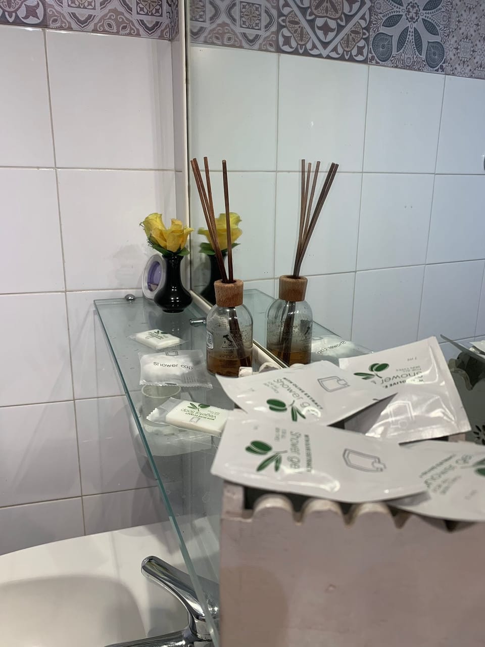 Basic Double Room, 1 Bedroom | Bathroom amenities | Shower, free toiletries, hair dryer, bidet