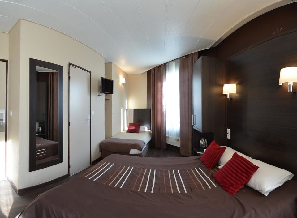 Triple Room | Select Comfort beds, in-room safe, desk, free cribs/infant beds
