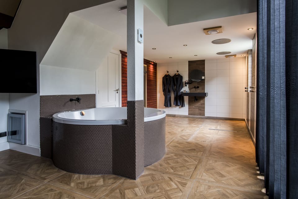 Wellness Suite, Sauna, Hottub | Bathroom | Shower, designer toiletries, hair dryer, bathrobes