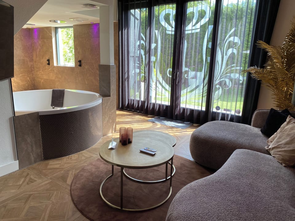 Wellness Suite, Sauna, Hottub | 1 bedroom, Egyptian cotton sheets, premium bedding, minibar