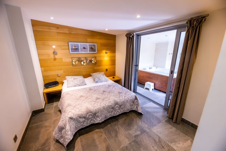 Eden spa suite with private jacuzzi | Premium bedding, minibar, individually decorated, individually furnished