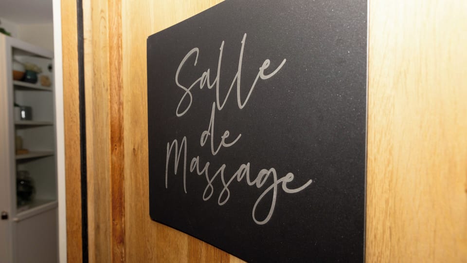 Couples treatment rooms, deep-tissue massages, Swedish massages