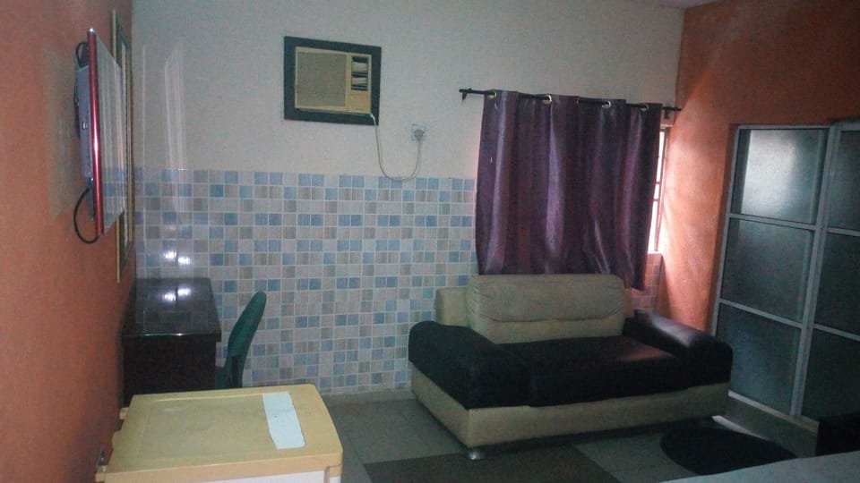 Standard Room | Minibar, desk