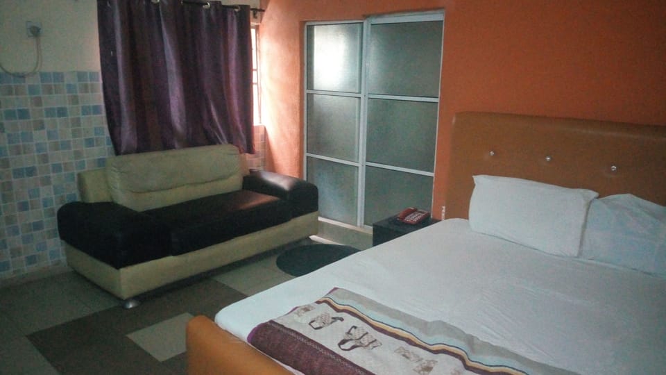 Standard Room | Minibar, desk