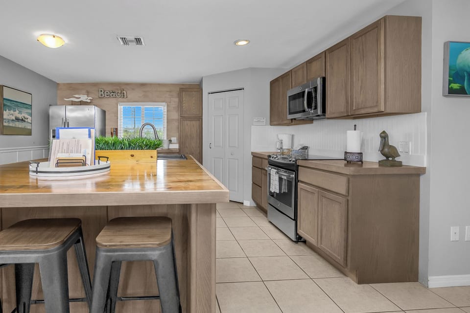 Grande Suite Waterview | Private kitchen | Microwave, coffee/tea maker