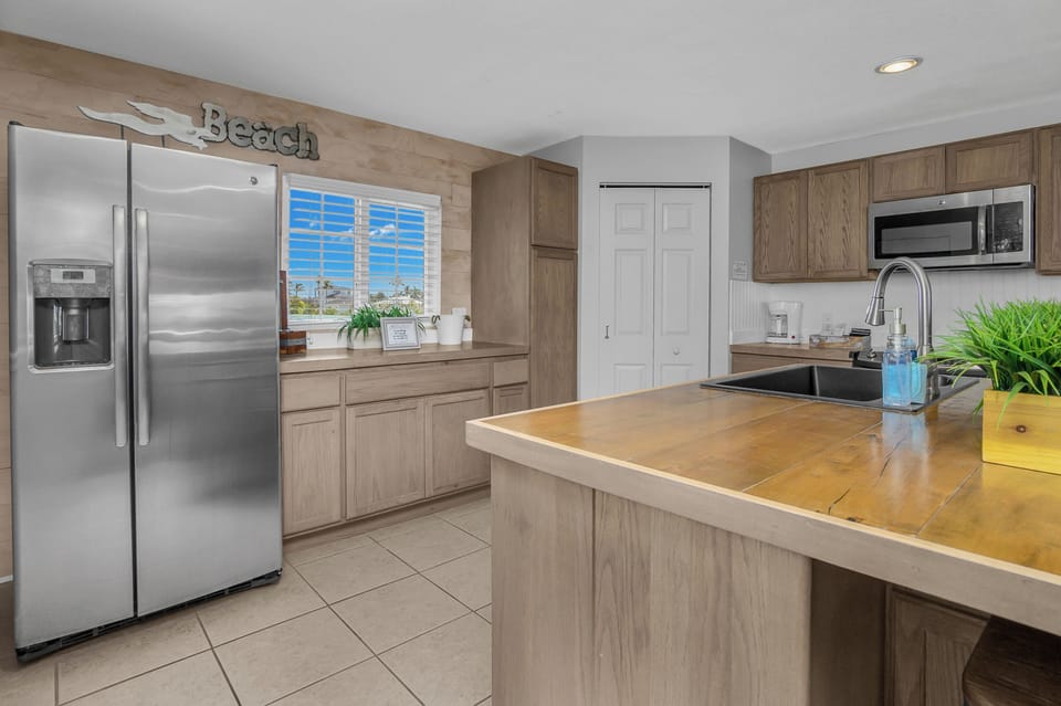 Grande Suite Waterview | Private kitchen | Microwave, coffee/tea maker