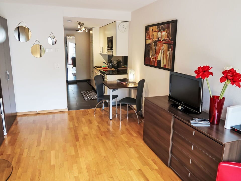 Table, Picture Frame, Property, Furniture, Wood, Living Room, Interior Design, Flower, Comfort, Television