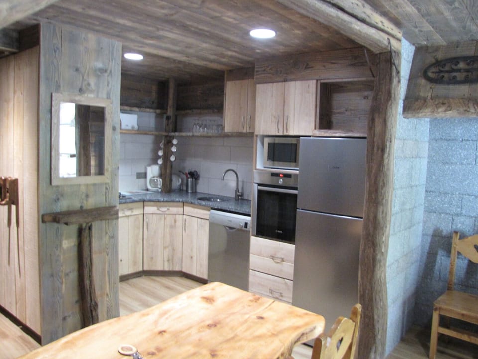 Cuisine équipée ouverte sur séjour location chalets et appartements La Bresse