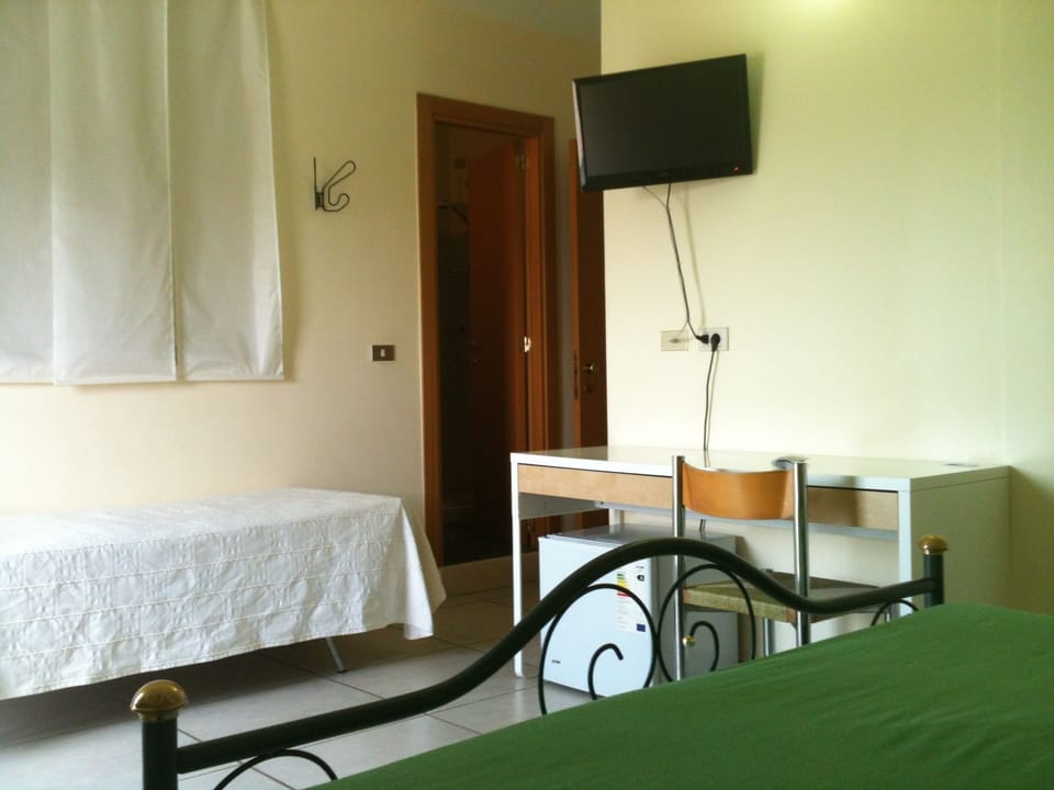 Triple Room | 1 bedroom, minibar, in-room safe, desk