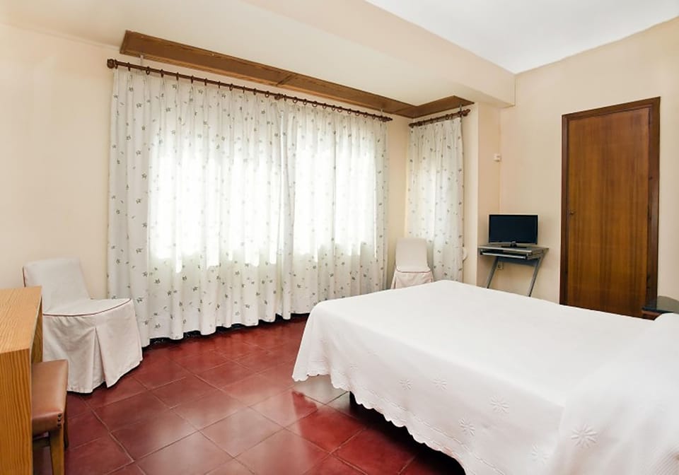 20 bedrooms, down comforters, free WiFi