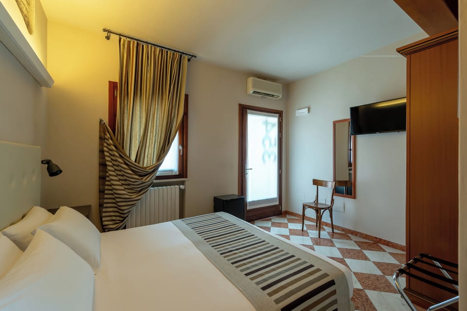 Double or Twin Room, 1 Bedroom | In-room safe, desk, cribs (surcharge), WiFi (free)
