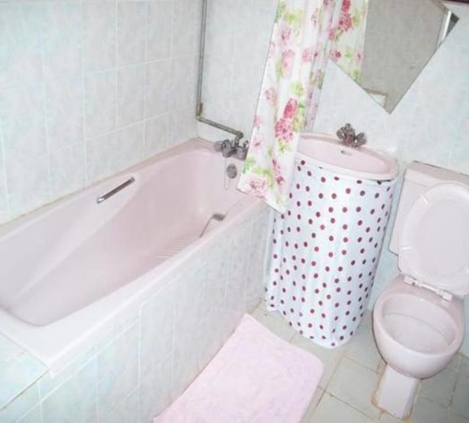 Shower, free toiletries