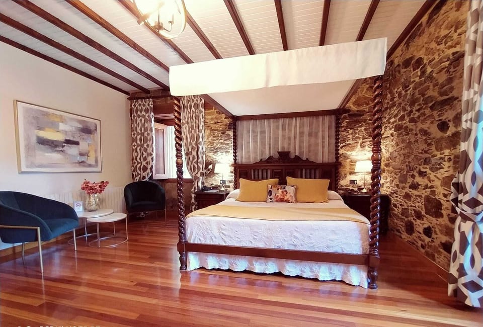 Triple Room | Egyptian cotton sheets, desk, free cribs/infant beds, free WiFi