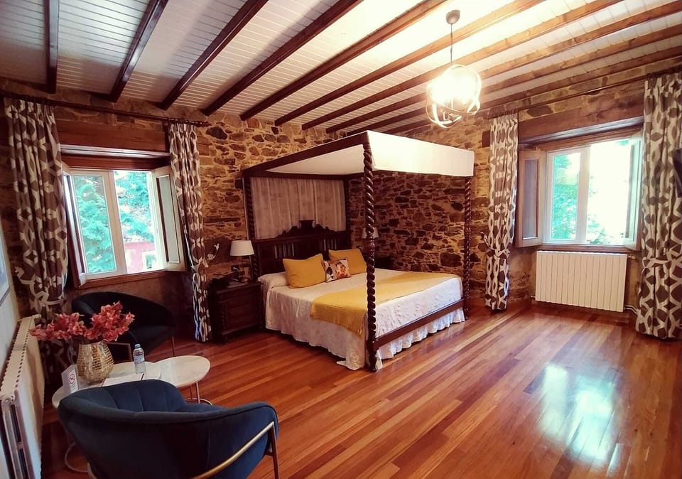 Triple Room | Egyptian cotton sheets, desk, free cribs/infant beds, free WiFi