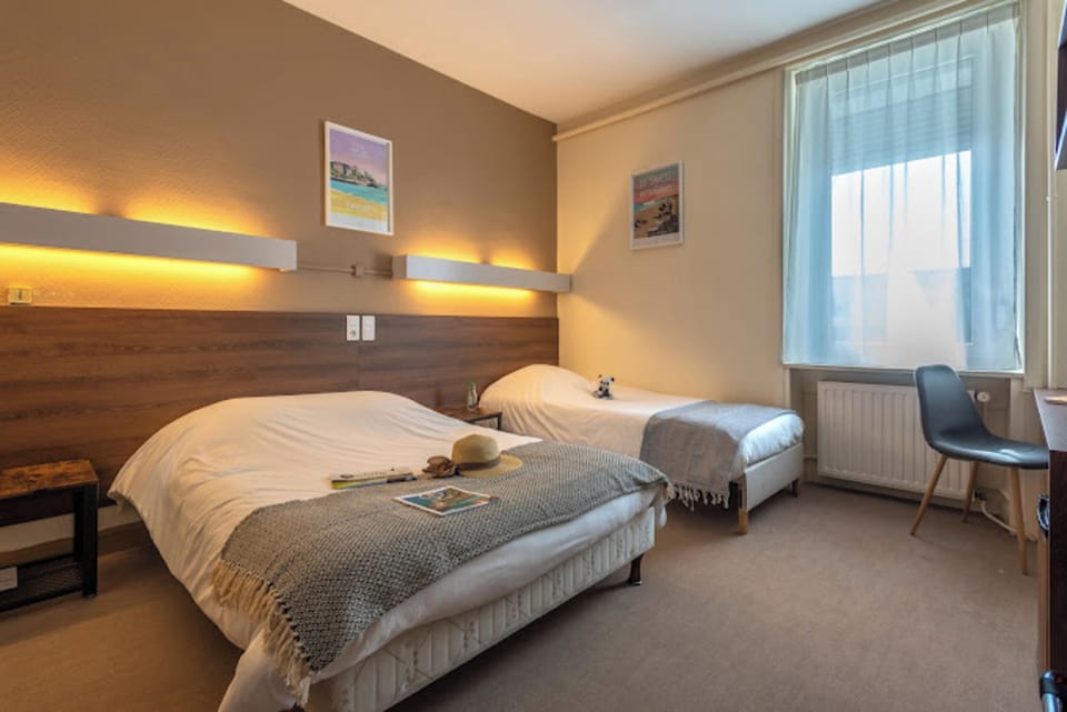 Triple Room, 1 Bedroom | Desk, iron/ironing board, free WiFi, bed sheets