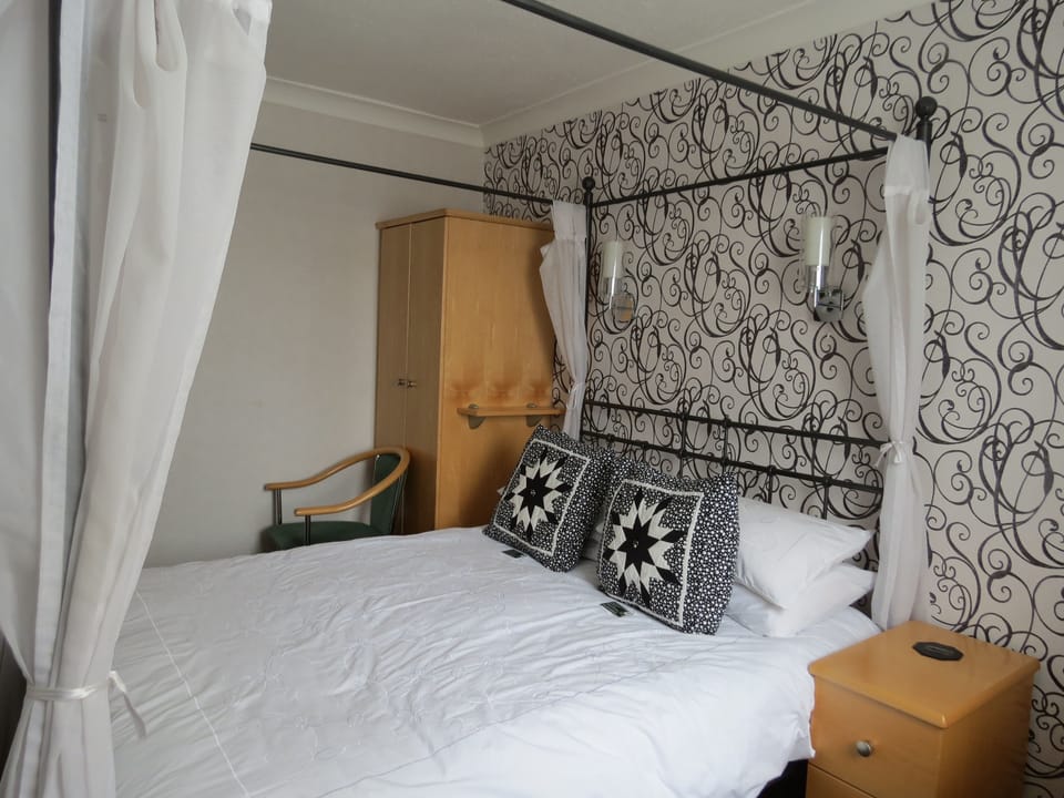 Double Room (Four Poster Bed) | In-room safe, desk, soundproofing, iron/ironing board