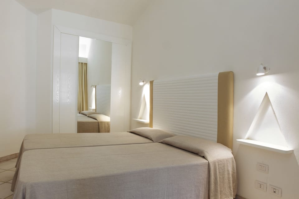 Minibar, in-room safe, bed sheets